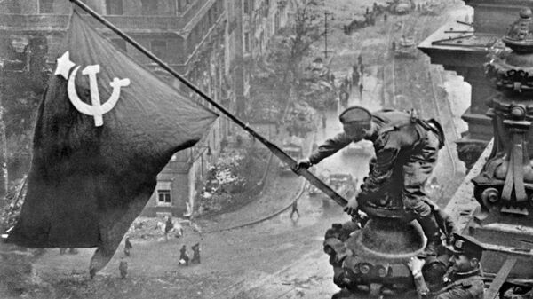 Знамя Победы над Берлином, 1945 год - Sputnik Таджикистан