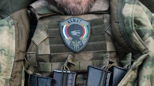 Эмблема на форме бойца подразделения полка полиции специального назначения имени Героя России Ахмата-Хаджи Кадырова МВД Чеченской Республики, архивное фото - Sputnik Таджикистан