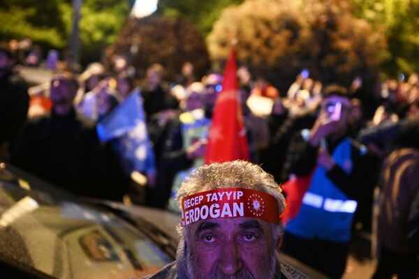 Сторонники Эрдогана на митинге перед штаб-квартирой правящей фракции AK parti. - Sputnik Таджикистан