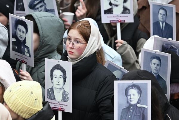 Акция "Бессмертный полк" у памятника медицинским работникам Татарстана, погибшим в Великой Отечественной войне, на территории Казанского государственного медицинского университета. Акция "Бессмертный полк" у памятника медицинским работникам Татарстана, погибшим в Великой Отечественной войне, на территории Казанского государственного медицинского университета. - Sputnik Таджикистан