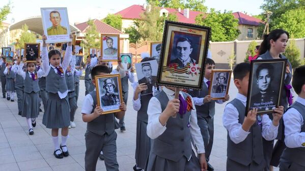 Международная акция памяти прошла в школе и детском саду "Ворисони Илм" в Таджикистане. Международная акция памяти прошла в школе и детском саду "Ворисони Илм" в Таджикистане. - Sputnik Таджикистан