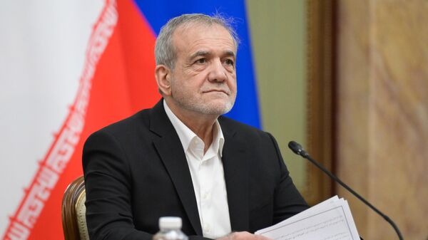 Президент Ирана Масуд Пезешкиан во время встречи с председателем правительства РФ Михаилом Мишустиным. - Sputnik Таджикистан
