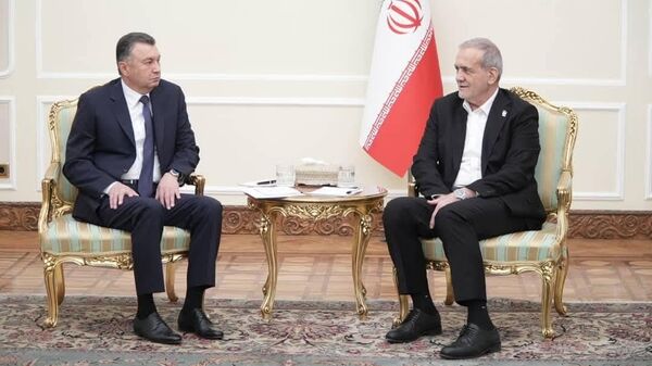 Встреча Президента Исламской Республики Иран Масуда Пезешкиана с Премьер-министром Республики Таджикистан Кохиром Расулзодой  - Sputnik Таджикистан