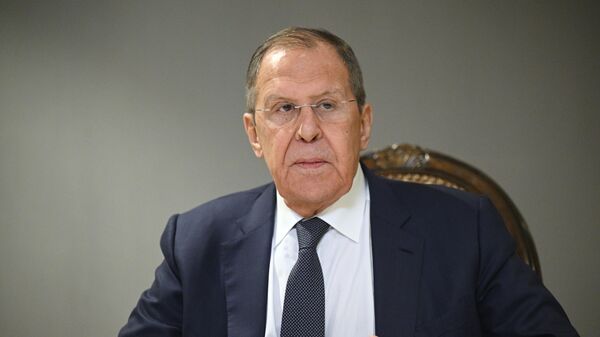 Министр иностранных дел РФ Сергей Лавров проводит пресс-конференцию по итогам двусторонних переговоров представителей РФ и США по Украине в Эр-Рияде. - Sputnik Таджикистан