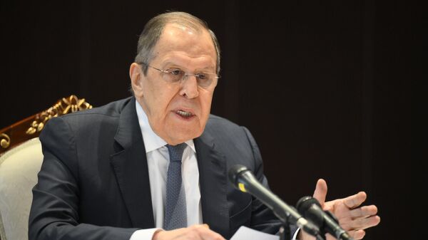 Министр иностранных дел России Сергей Лавров во время пресс-подхода по итогам встречи с министром иностранных дел Узбекистана Бахтиером Саидовым во время встречи в Самарканде  - Sputnik Таджикистан
