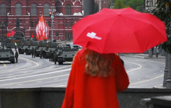 Традиционно в шествии принимают участие пешие колонны, а также механизированные колонны исторической военной техники. Традиционно в шествии принимают участие пешие колонны, а также механизированные колонны исторической военной техники. - Sputnik Таджикистан