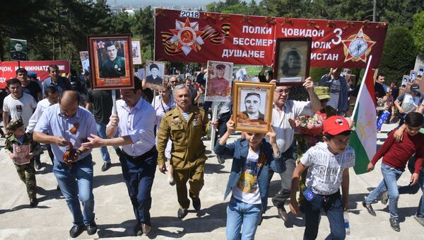 Акция Бессмертный полк в Душанбе - Sputnik Таджикистан